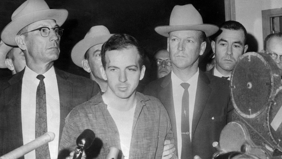 Lee Harvey Oswald fue el único sospechoso del asesinato de Kennedy. Oswald escoltado por la policía