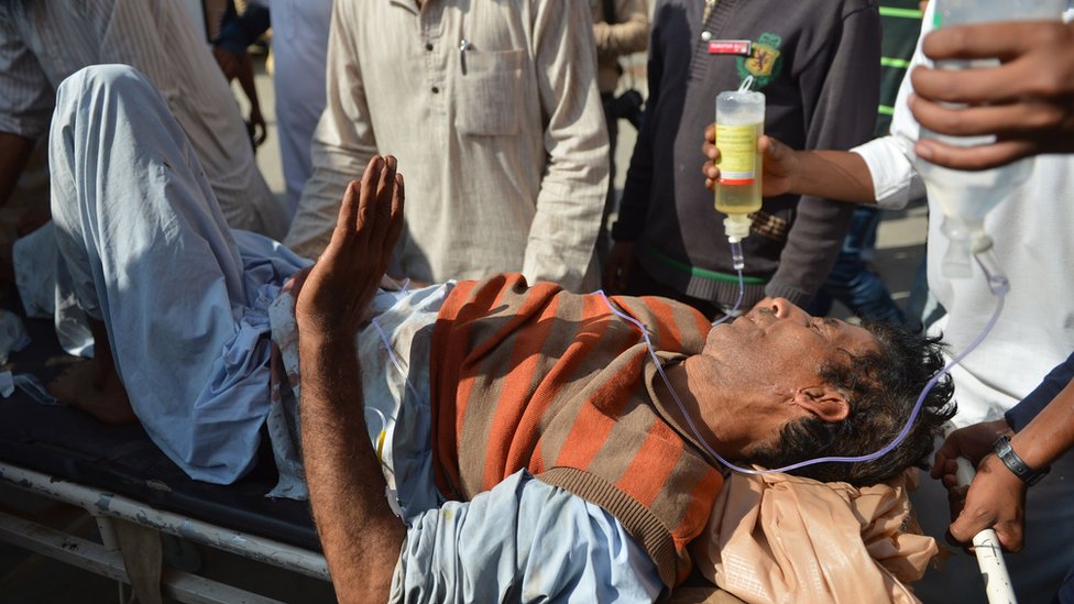 Индийские кашмирские волонтеры в больнице приносят раненого, который был застрелен во время столкновений между силами безопасности и протестующими в Шринагаре 10 июля 2016 года.