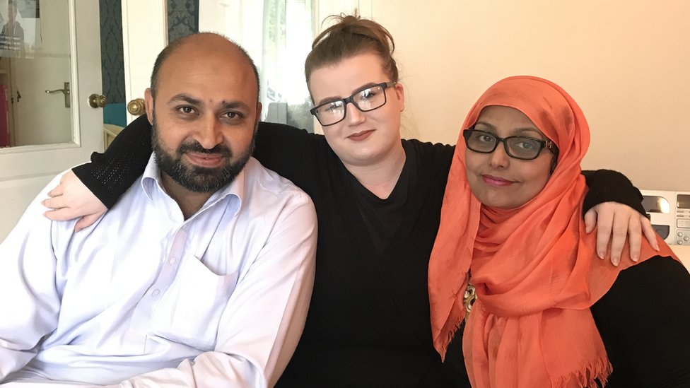 Rebecca vive con Muhammad y Shanaz desde los 12 años. Rebecca, Muhammad y Shanaz Arshad