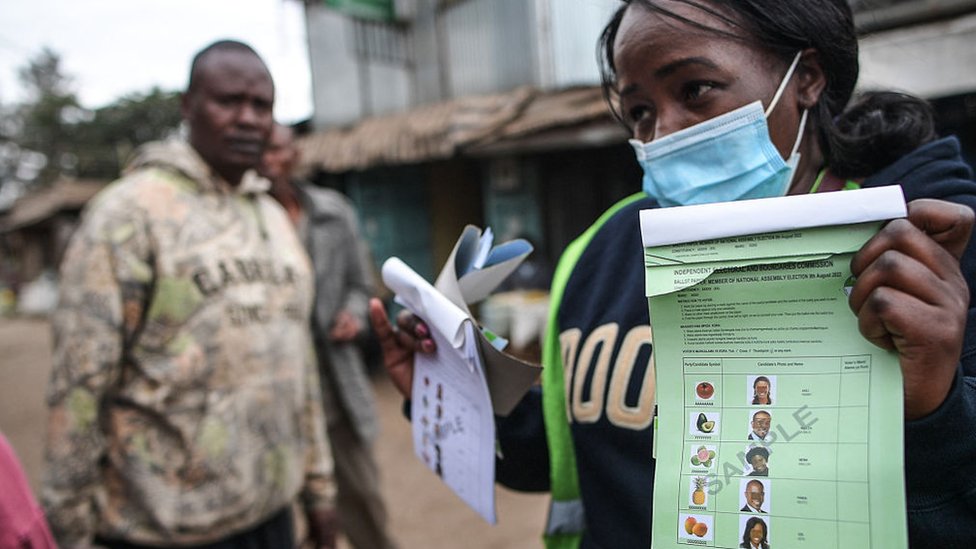 Mujer con boleta electoral en Kenia.