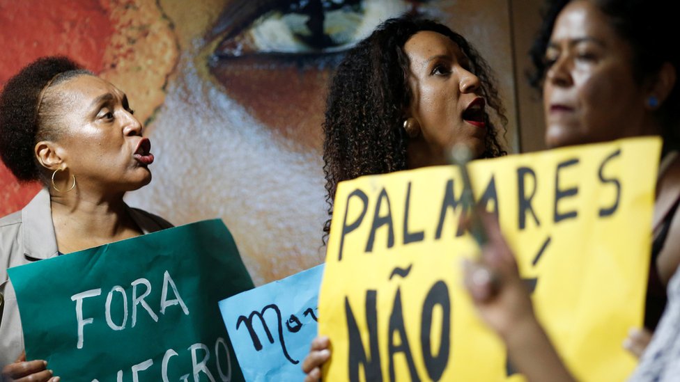 Демонстранты протестуют против заявлений нового президента Palmares Foundation, которые сводят к минимуму расизм в Бразилии