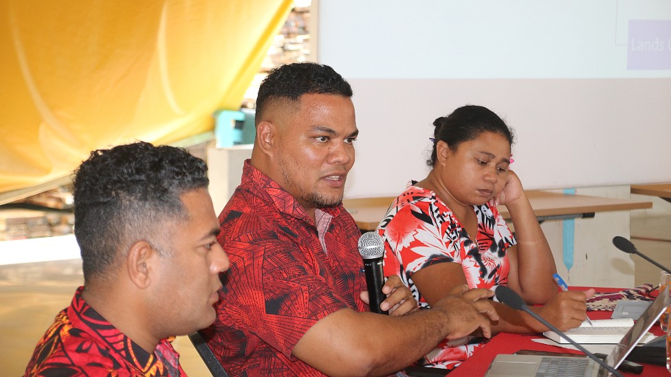 Simon Kofe en una reunión de trabajo en Tuvalu
