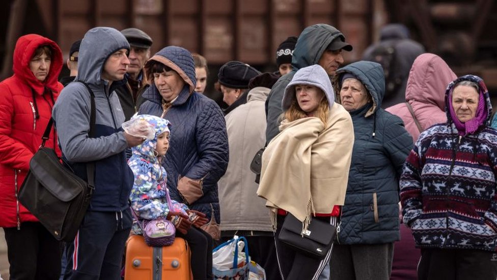 2022年4月5日，烏克蘭頓巴斯地區，一家人在克拉馬托爾斯克中央車站等待登上火車。