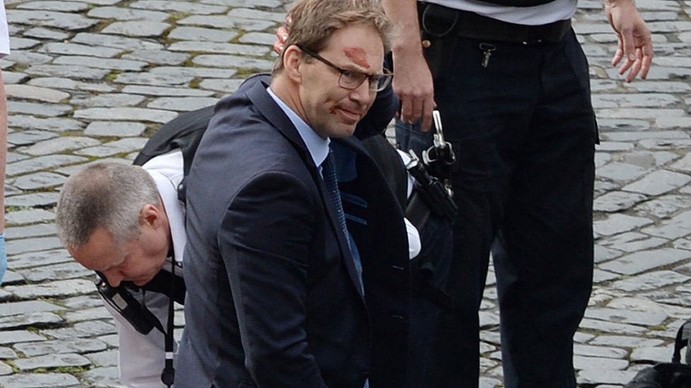 Депутат от консерваторов Тобиас Эллвуд стоит среди служб экстренной помощи на месте происшествия у Вестминстерского дворца