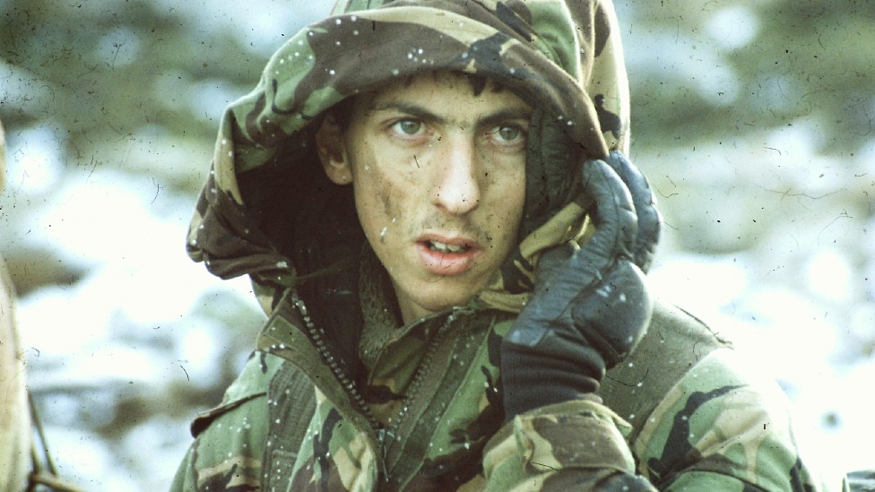 Falklands war: Welsh guard reveals unseen images - BBC News