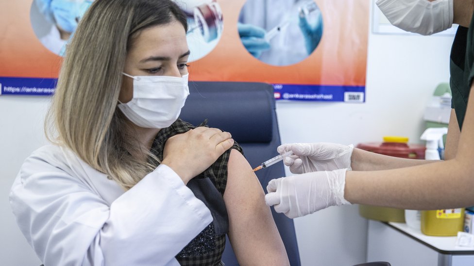 Sağlık çalışanlarına ikinci doz Covid aşısı yapılıyor.
