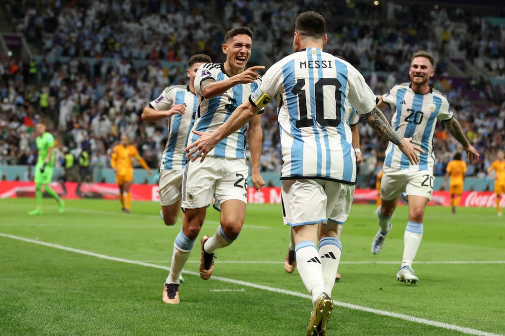 Molina y Messi celebran el gol