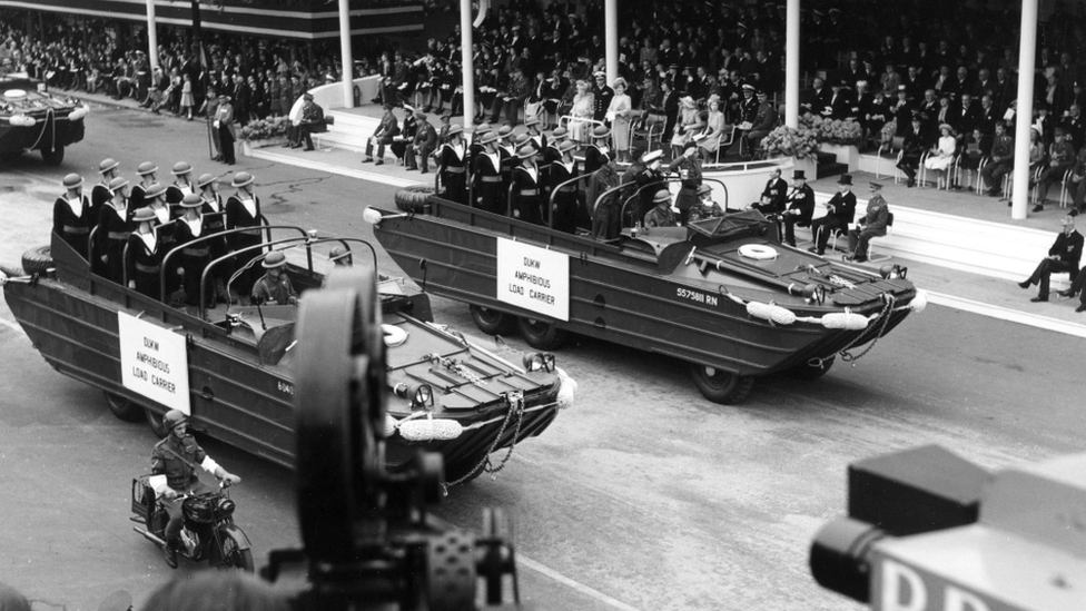 DUKW Королевского флота проезжают мимо короля Георга VI, королевы и Уинстона Черчилля на праздновании победы в Лондоне в июне 1946 года
