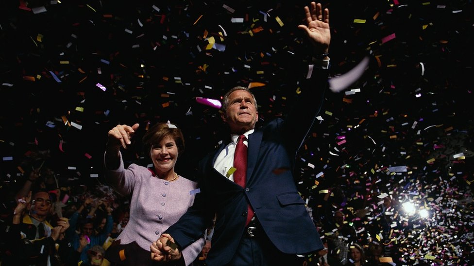 Laura y George Bush en un mitin de campaña en Chattanooga, Tennessee