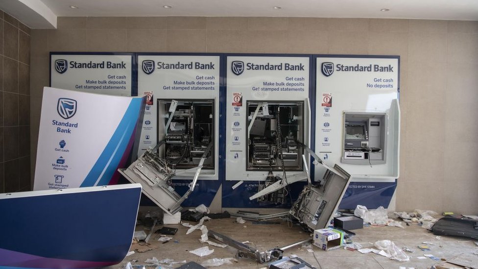 Güney Afrika'nın birçok kentinde bankamatikler tahrip edildi.