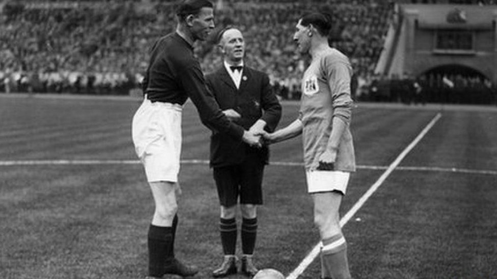 Фред Кинор пожимает руку капитану "Арсенала" в начале победы Bluebirds в финале Кубка Англии 1927 года