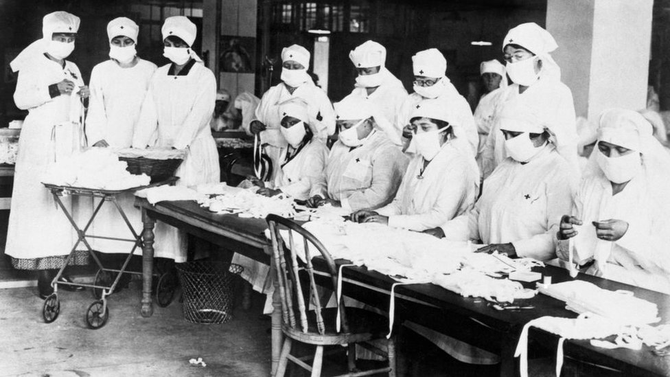 Enfermeras con mascarillas durante la pandemia de la gripe en 1918
