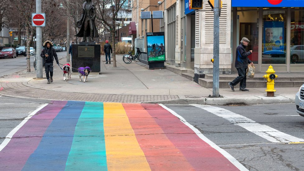 Городской пешеходный переход, окрашенный в цвета радуги флага ЛГБТ в центре Торонто