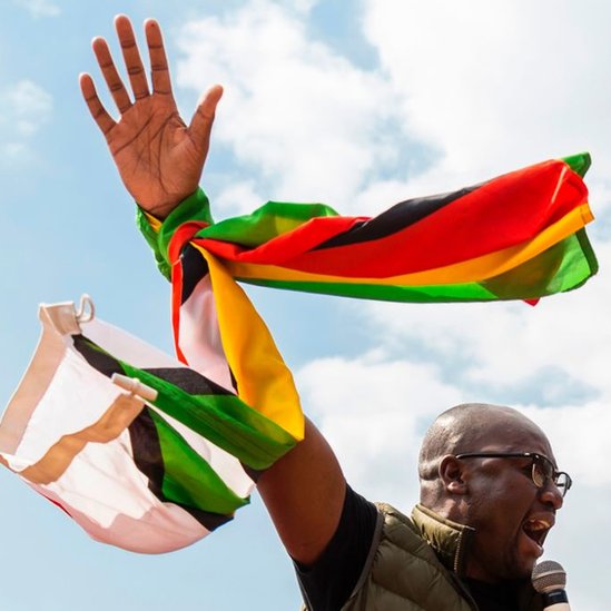 Evan Mawararire, un fuerte opositor, usó las redes sociales en 2016 para organizar las mayores protestas antigubernamentales de la última década. Evan Mawararire, un fuerte opositor, usó las redes sociales en 2016 para organizar las mayores protestas antigubernamentales de la última década.