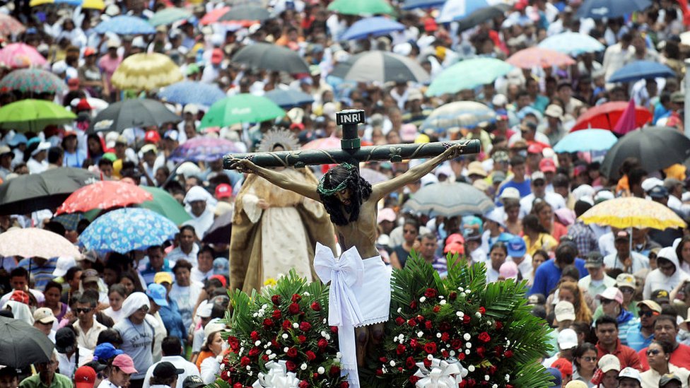 Fieles católicos participan en la procesión del Vía Crucis del Viernes Santo, como parte de las actividades de Semana Santa en Managua, el 29 de marzo de 2013.