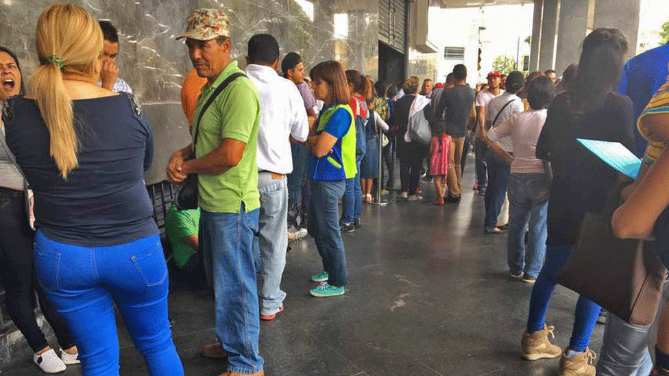Venezolanos haciendo cola