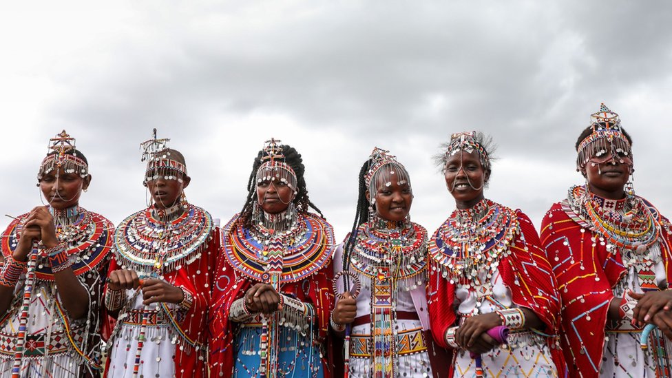 نساء الماساي يرتدين الملابس التقليدية لمشاهدة الألعاب.