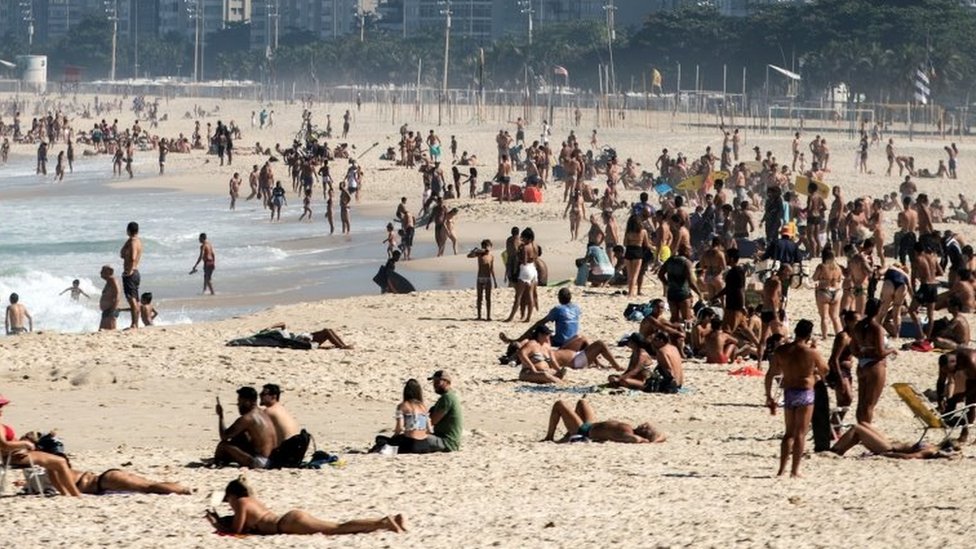 Pessoas na praia no Rio de Janeiro