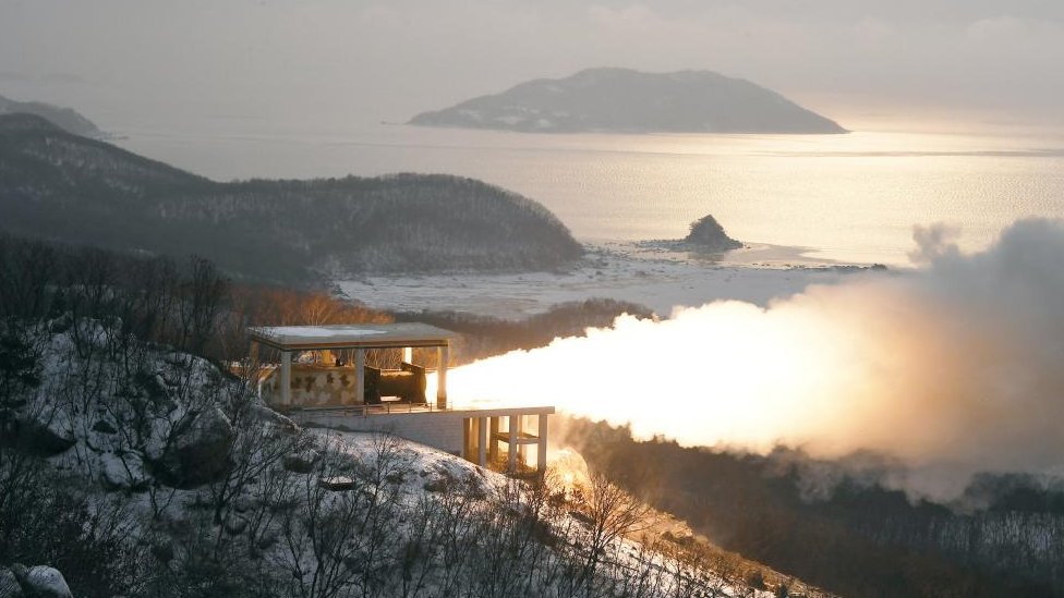 [출처: Reuters] 북한이 16일 보도한 고체연료를 사용한 고출력 로켓엔진 시험 장면