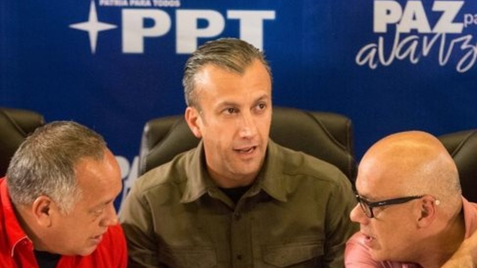 El vicepresidente Tarek El Aissami es uno de los dirigentes sancionados por Washington. Sin embargo, será quien dirija las conversaciones con los acreedores. El Aissami, (c) y otros dirigentes venezolanos, en un reciente acto en Caracas.