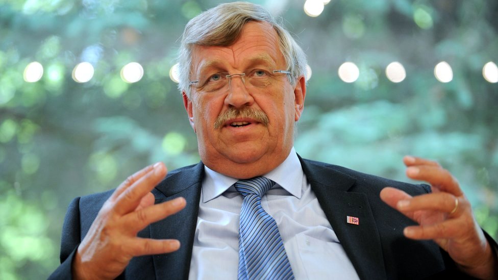 На фото за 2012 год изображен глава администрации западного города Касселя Вальтер Любке