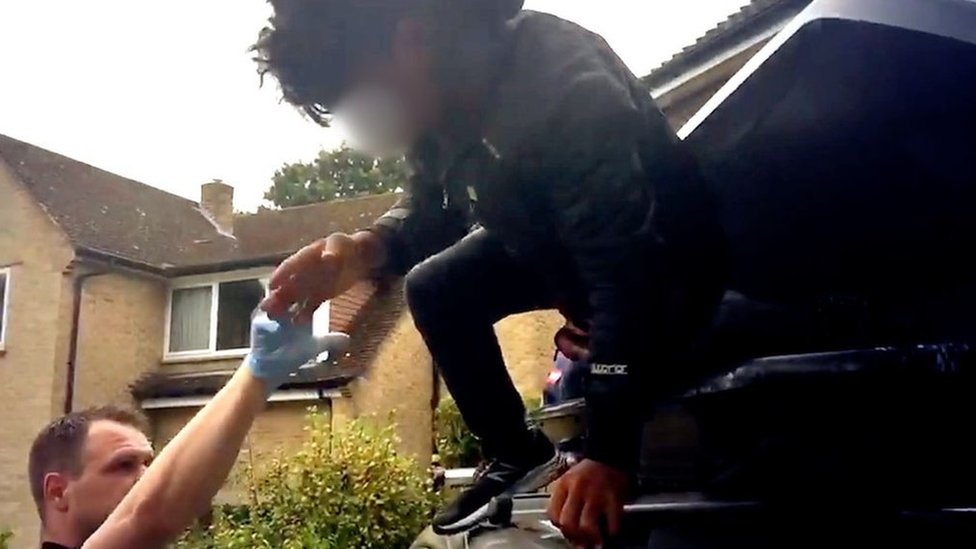 مراهق كان يختبيء في صندوق سقف سيارة