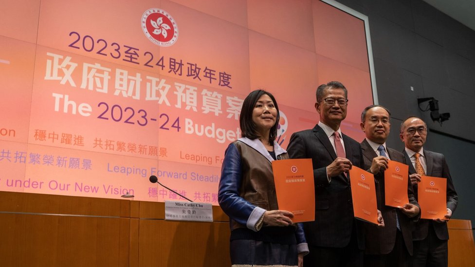 陳茂波（右三）在香港特區政府總部率領財金官員會見記者介紹預算案（22/2/2023）