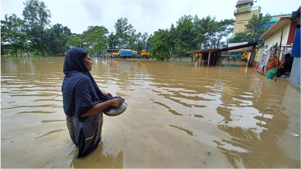 বন্যা: চট্টগ্রাম ও বান্দরবানে লাখ লাখ মানুষ পানি বন্দী, কয়েক জনের মৃত্যু,  ব্যাহত সড়ক যোগাযোগ - BBC News বাংলা