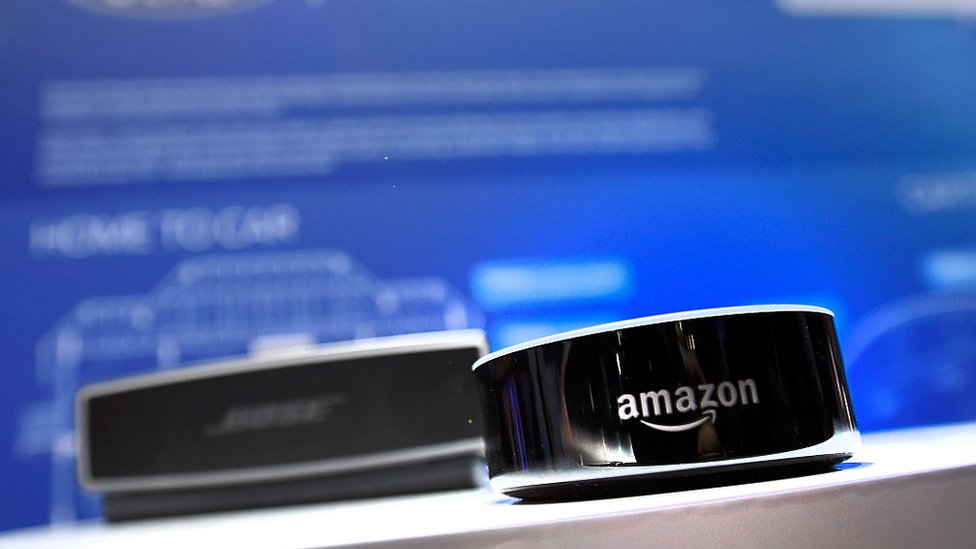 Amazon lanzó el altavoz inteligente Echo en 2014 y, dos años después, salió el similar Google Home. Dispositivos Echo de Amazon.