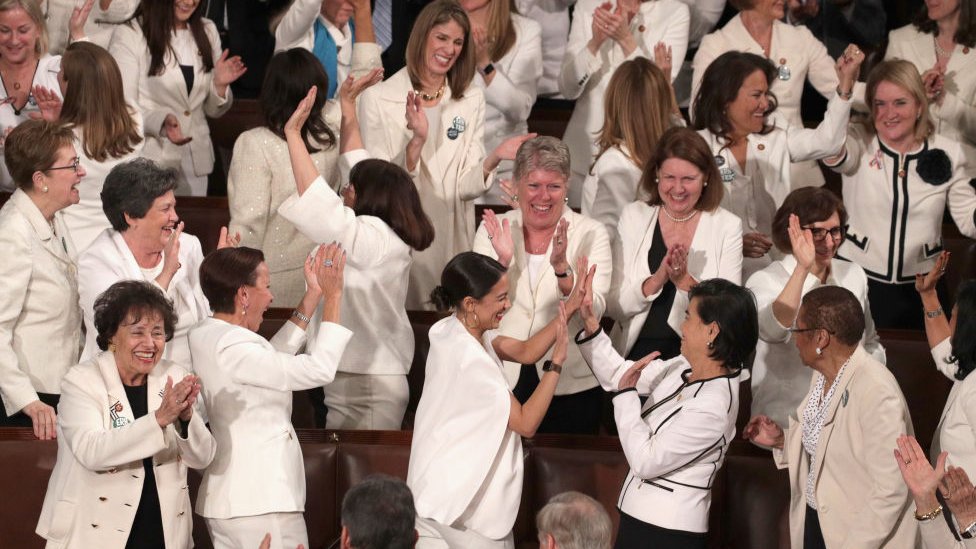 Mujeres demócratas vestidas de blanco.