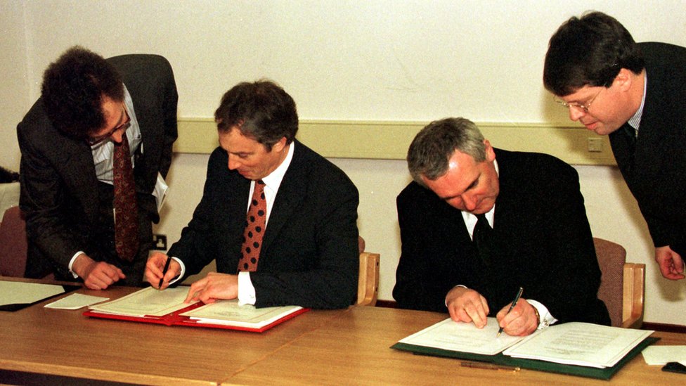 Tony Blair y Bertie Arhem firma el Acuerdo de Viernes Santo.