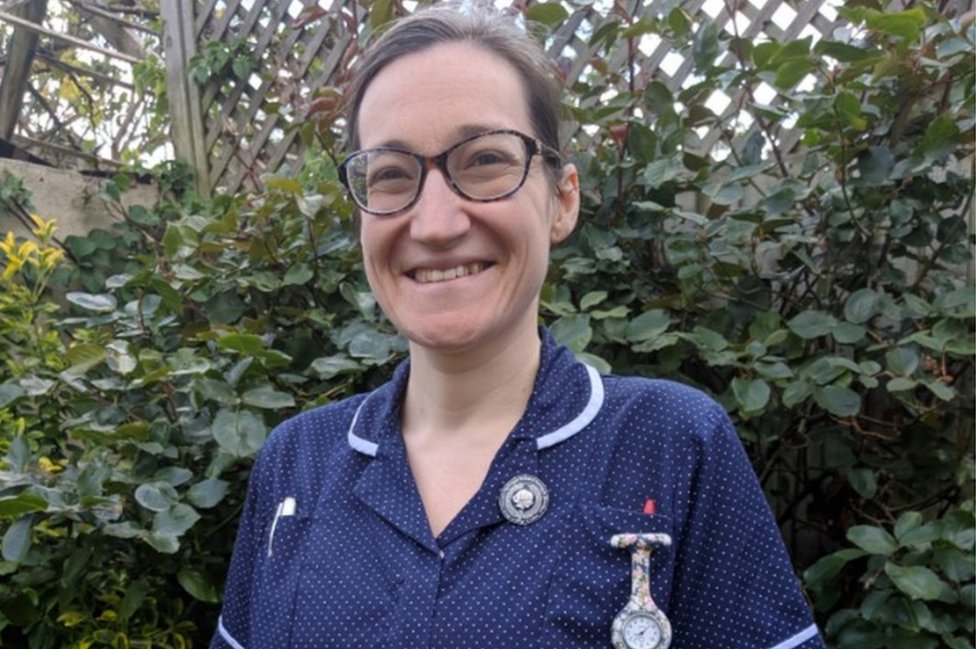 Ханна Макдональд в униформе медсестры, 2020 год