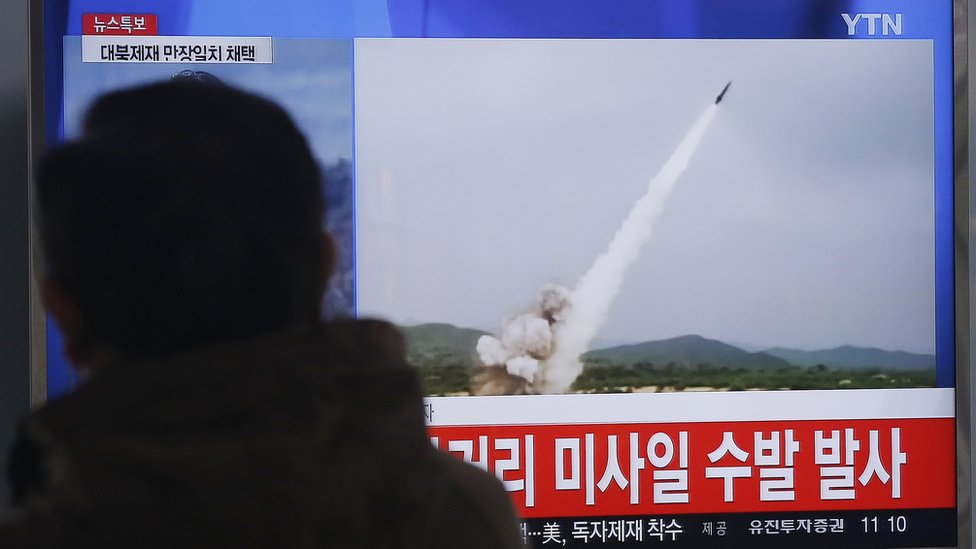 Мужчина смотрит телерепортаж о запуске ракеты, произведенной Северной Кореей на железнодорожном вокзале Сеула, Южная Корея, в четверг, 3 марта 2016 г.