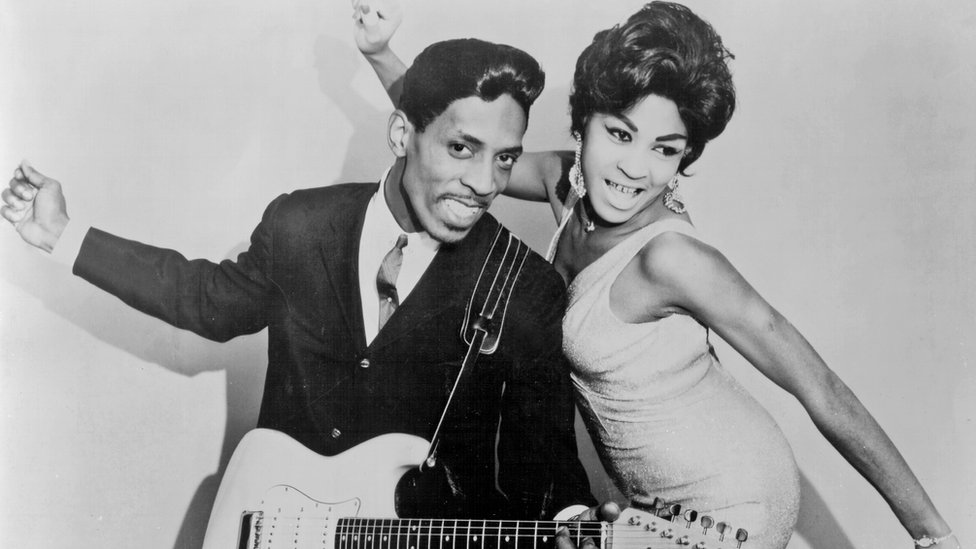 Ike y Tina Turner con una guitarra