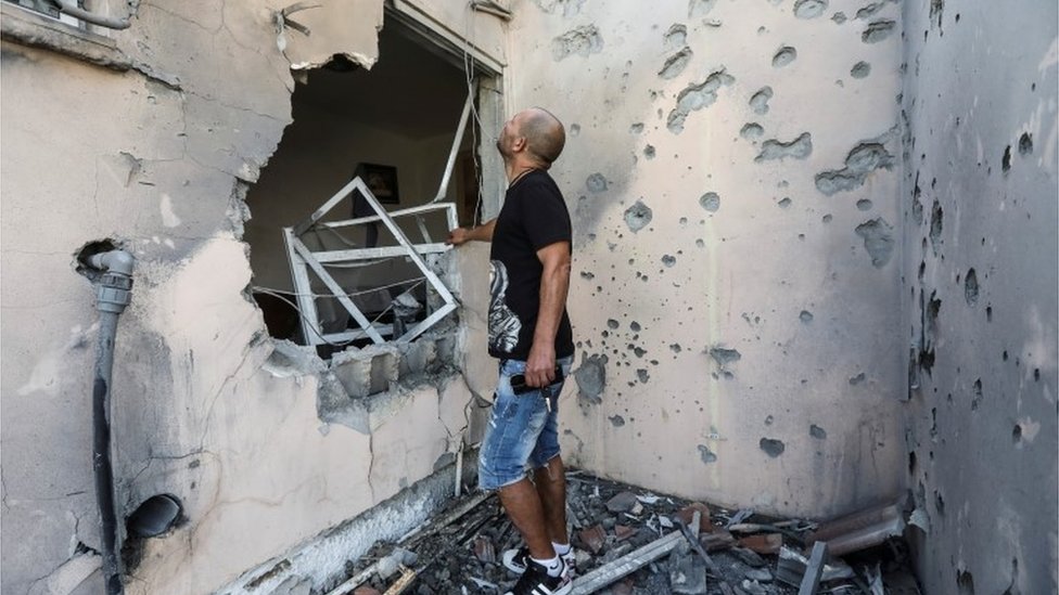 Un israelí en Sderot inspecciona los daños a su casa
