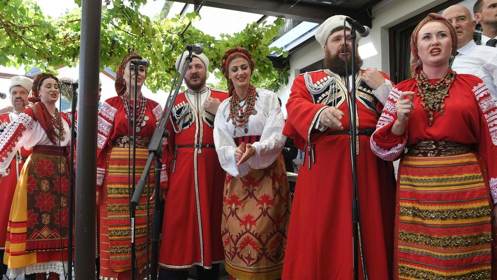El coro Don Cossack actuó a para los invitados de la boda.