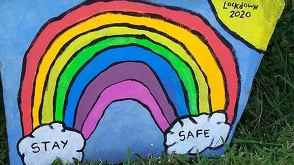 Саманта Кирк из Честерфилда поделилась фотографией радуги, нарисованной на плите внутреннего дворика, созданной ее детьми Лиландом, 12 лет, и Бетси, 5 лет