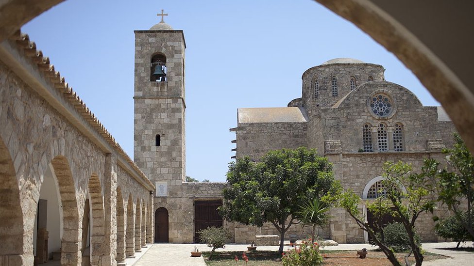 Kutlu Adalı, Kuzey Kıbrıs'taki St. Barnabas Manastırı'na 14 Mart 1996'da yapılan silahlı baskında Sivil Savunma Teşkilat Başkanlığı'na bağlı araçların kullanıldığını ileri sürmüştü.