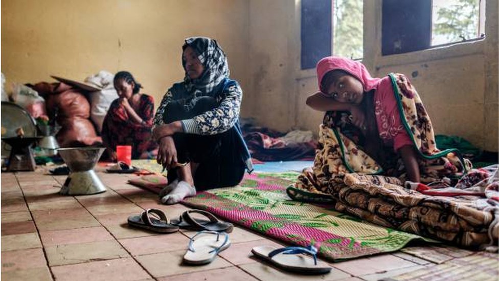 عائلات شردها القتال الدائر شمالي إثيوبيا تأوي إلى مدرسة بمدينة ديسي.