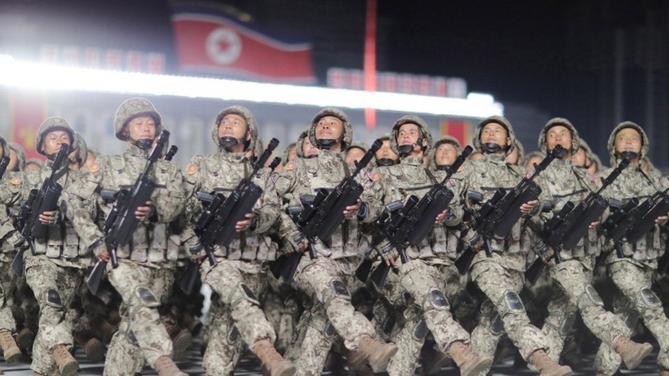 Soldados norcoreanos durante un desfile militar