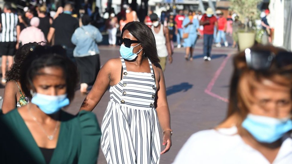 Люди в масках гуляют в Кейптауне, Южная Африка, 27 декабря 2020 года