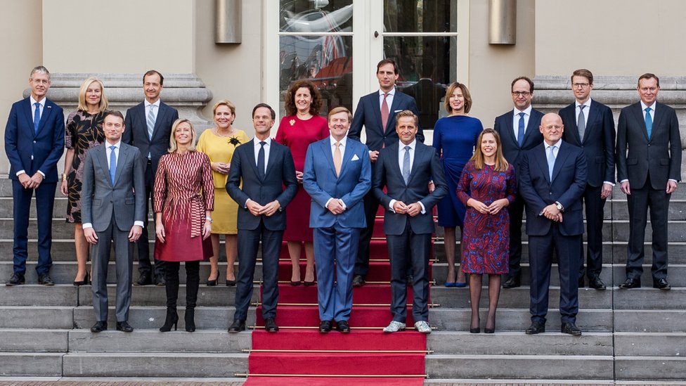 Los ministros y secretarios de estado del gabinete de Rutte posan para una foto de grupo con el rey Willem-Alexander (C) y el primer ministro Mark Rutte en el Palacio Noordeinde en La Haya, Países Bajos, el 26 de octubre de 2017