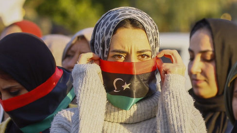 Демонстранты принимают участие в митинге против восточного ливийского лидера Халифы Хафтара