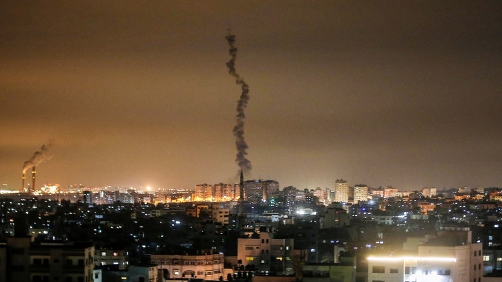 На снимке виден дымовой след от ракеты, выпущенной палестинскими боевиками над сектором Газа