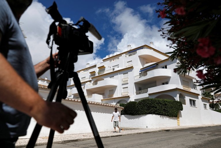 Оператор снимает квартиру, где в 2007 году пропала трехлетняя Мадлен Макканн, в Прайя-да-Луш, Португалия, 4 июня 2020 г.