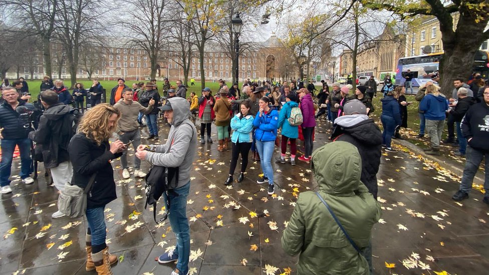 Протестующие, выступающие против блокировки, собираются на Бристольском колледже Грин