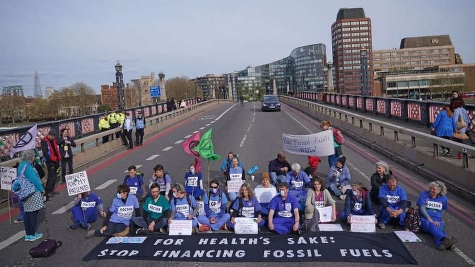 İklim krizi: Yokoluş İsyanı, fosil yakıtların kullanımına son verilmesi talebiyle tekrar Londra sokaklarında