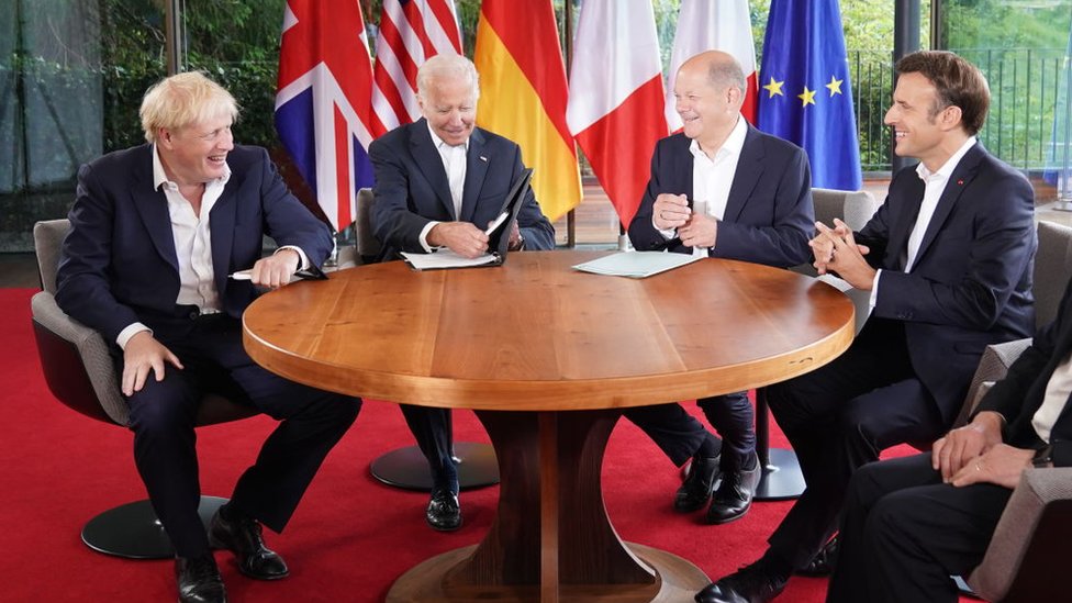 Oprimeiro-ministro britânico, Boris Johnson; o presidente dos EUA, Joe Biden; O chanceler alemão Olaf Scholz e o presidente francês Emmanuel Macron ao redor de uma mesa durante a cúpula do G7