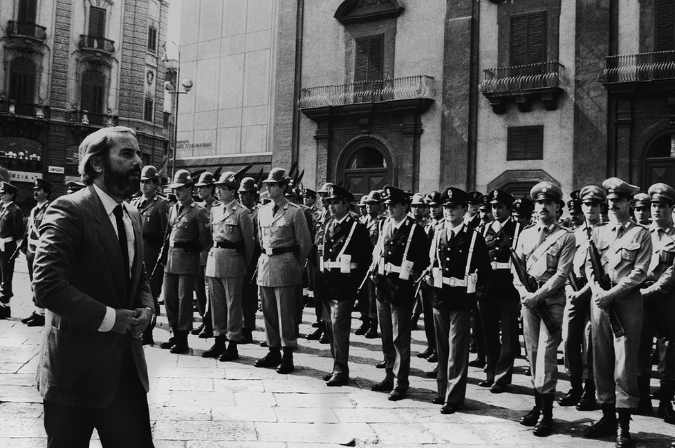 Судья Джованни Фальконе на похоронах генерала Карло Альберто Далла Кьезы, убитого мафией, Палермо, 1982