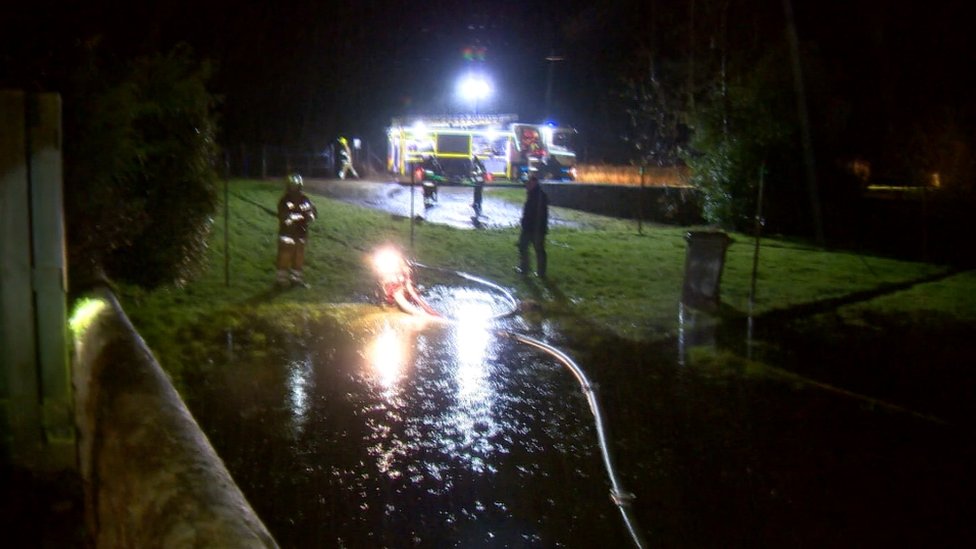 Пожарные откачивают воду на Канал Роуд в Инверури